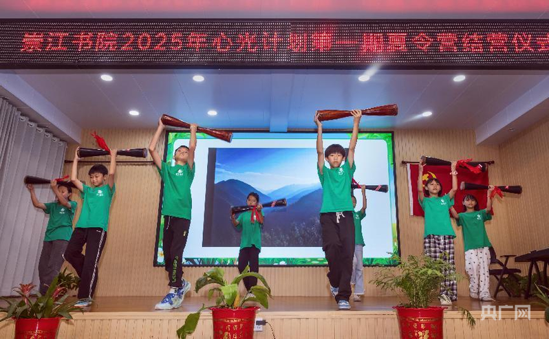 九游体育-湖南江华：“心光计划”困境儿童成长夏令营迎来送往新老学员