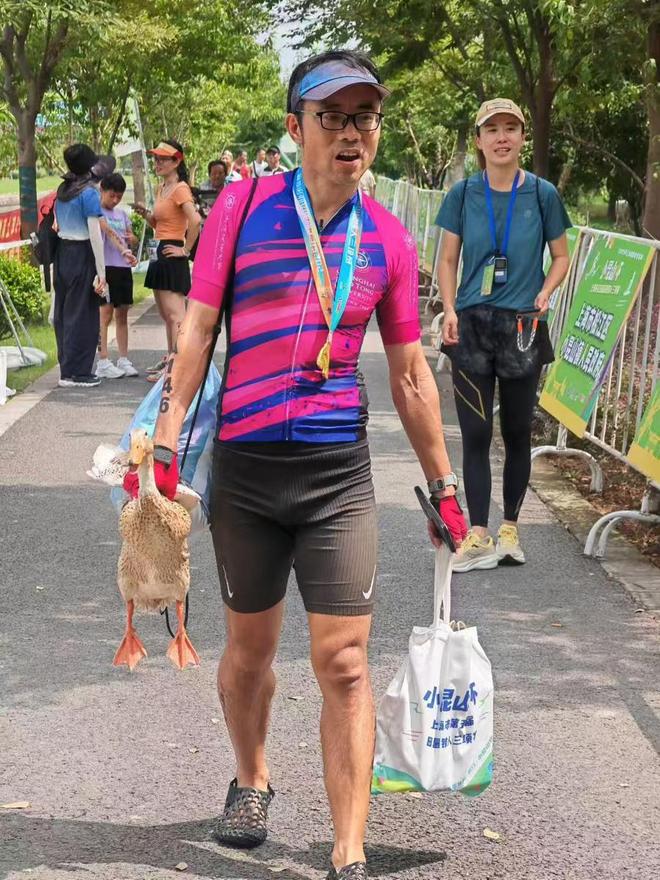 九游体育-观察：抓鸭子、集赞评这项田园铁三赛的好看、好玩、好办激发体育消费活力